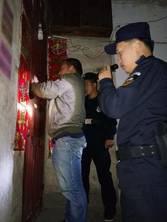 营口粗心妈妈误将幼女锁家中 民警全城寻开锁师傅开门